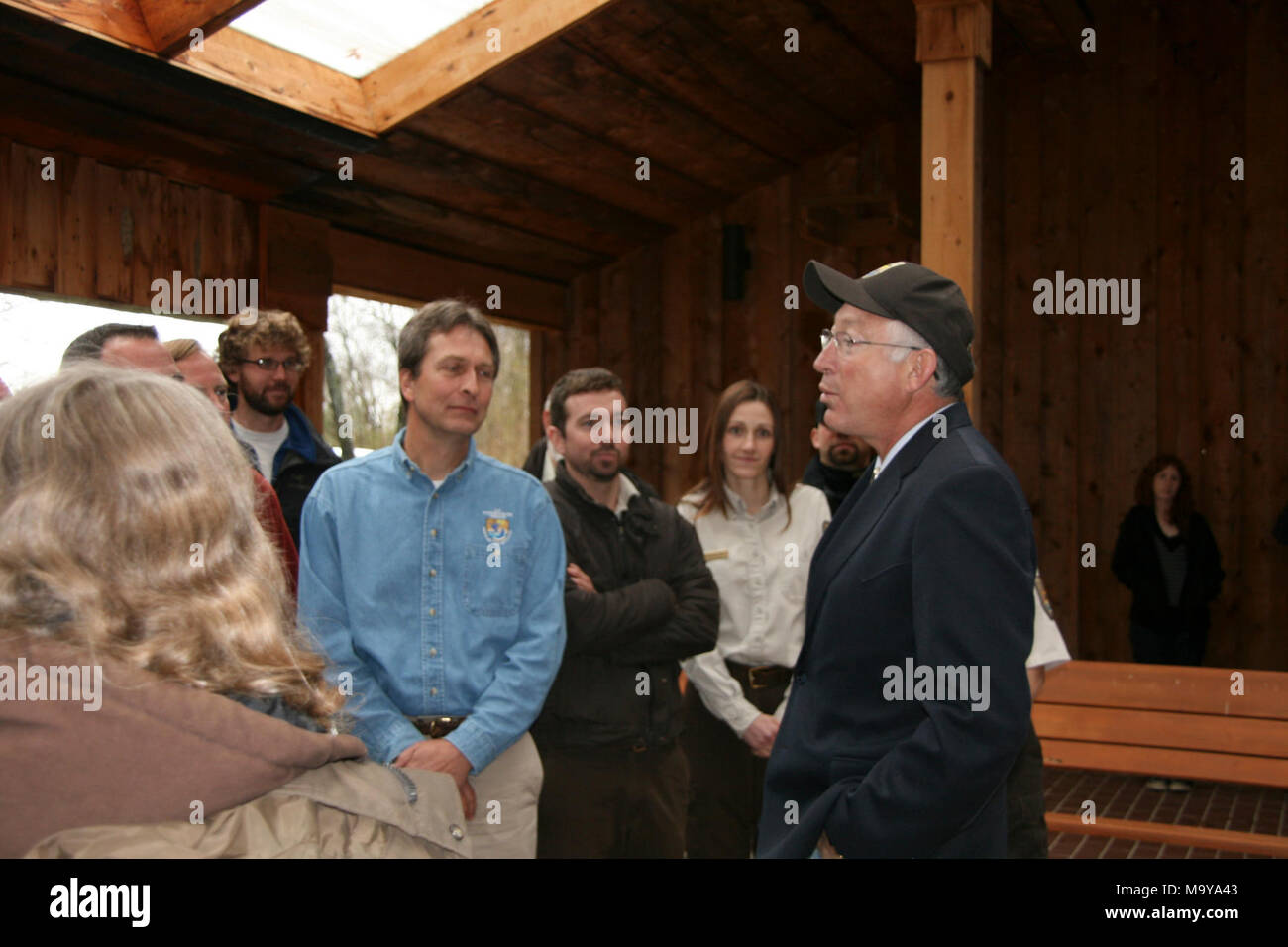 Il Segretario degli Interni Salazar in Indiana. Segretario Salazar colloqui con i dipendenti USFWS da tutto Indiana a Muscatatuck National Wildlife Refuge. Foto Stock