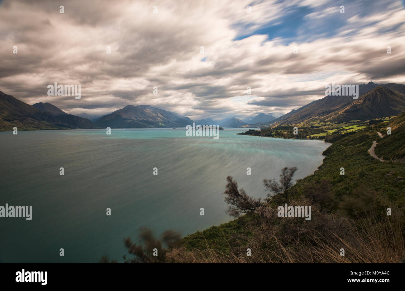 Antartico i venti e le nuvole la vela sul lago Wakatipu vicino a Queenstown, Nuova Zelanda Foto Stock