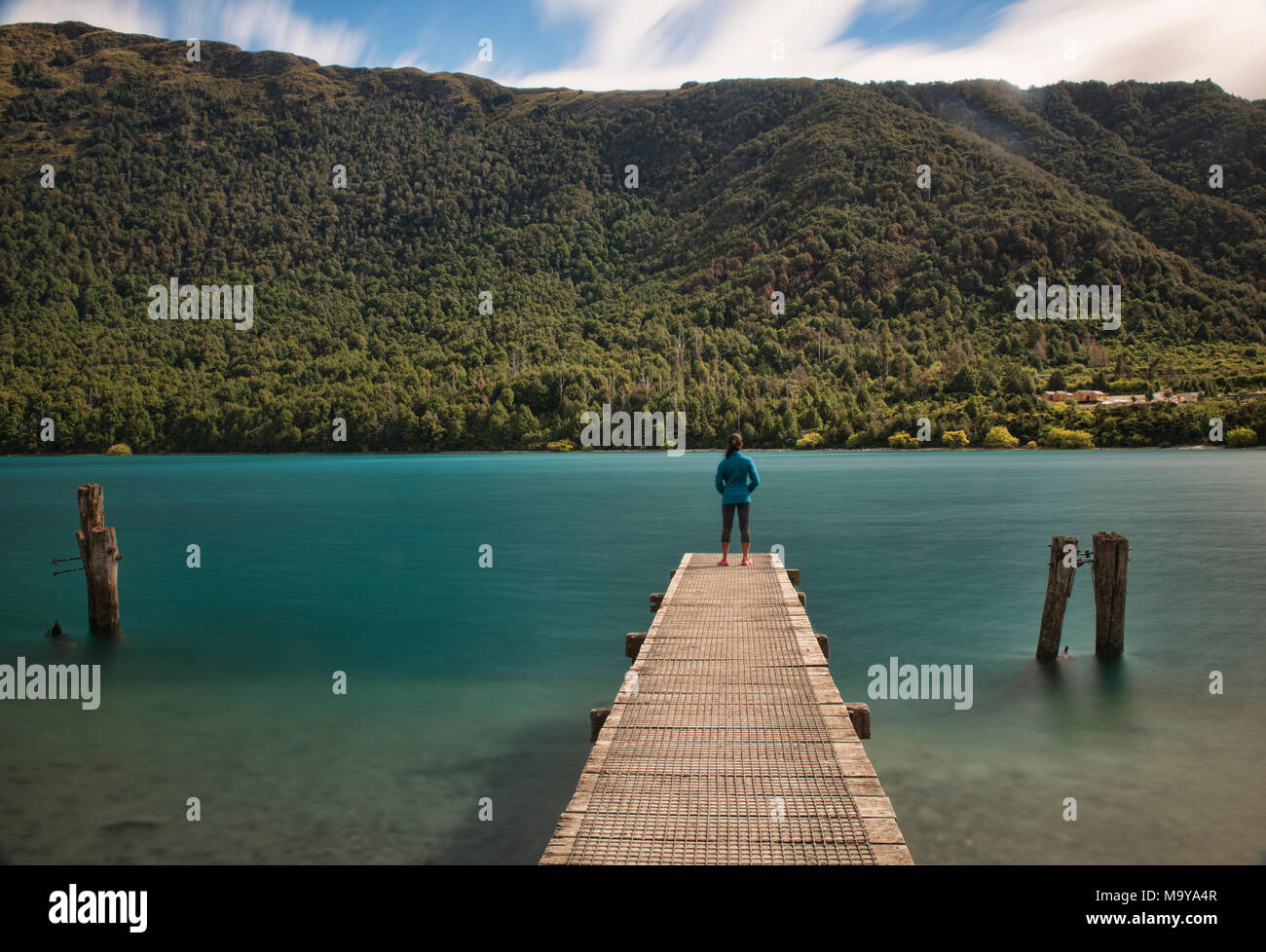 In piedi sul molo al Bob il coperchio, sul lago Wakatipu, Queenstown, New Zealand Nuova Zelanda Foto Stock