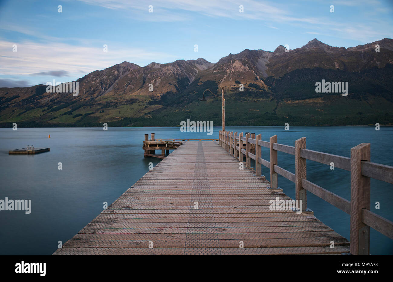 Il Jetty a Glenorchy nella luce del mattino, Isola del Sud, Nuova Zelanda Foto Stock