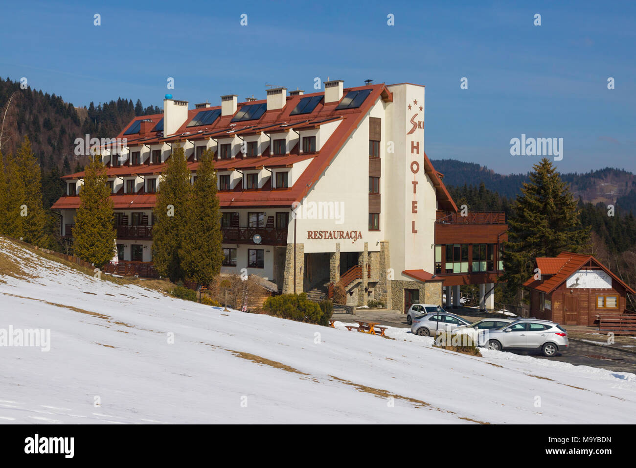Sci in hotel piwniczna Zdroj, Polonia. La figura mostra la facciata principale dell'albergo a tre stelle in Sadecki Beskids mountain range Foto Stock