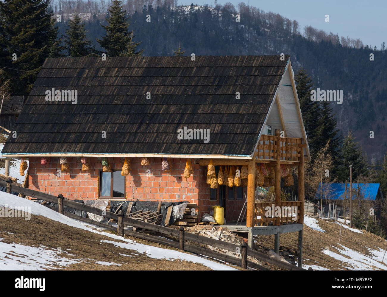 Produzione di formaggio artigianale in Piwniczna, Polonia, immagine mostra casa con sacchi di formaggi che viene essiccato. Foto Stock