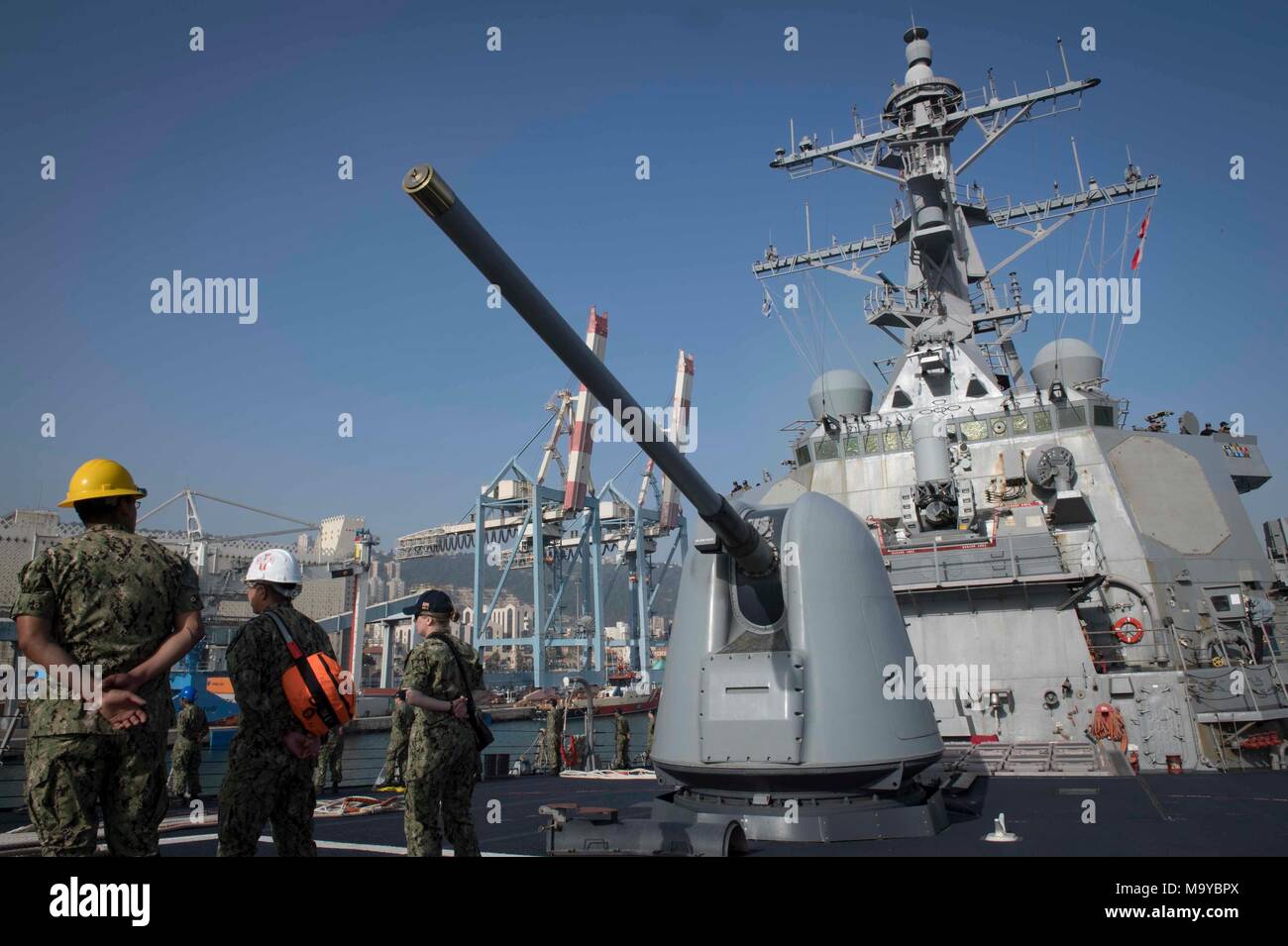 180327-N-KP946-040 HAIFA, Israele (27 marzo 2018) Il Arleigh Burke-class guidato-missile destroyer USS Donald Cook (DDG 75) si diparte Haifa, Israele, Marzo 27, 2018. Donald Cook, distribuita a Rota, Spagna, è il suo settimo patrol NEGLI STATI UNITI Sesta flotta area di operazioni a sostegno degli enti regionali alleati e partner, e degli Stati Uniti gli interessi di sicurezza nazionali in Europa e in Africa. (U.S. Foto di Marina di Massa lo specialista di comunicazione 2a classe Alyssa settimane/rilasciato) Foto Stock