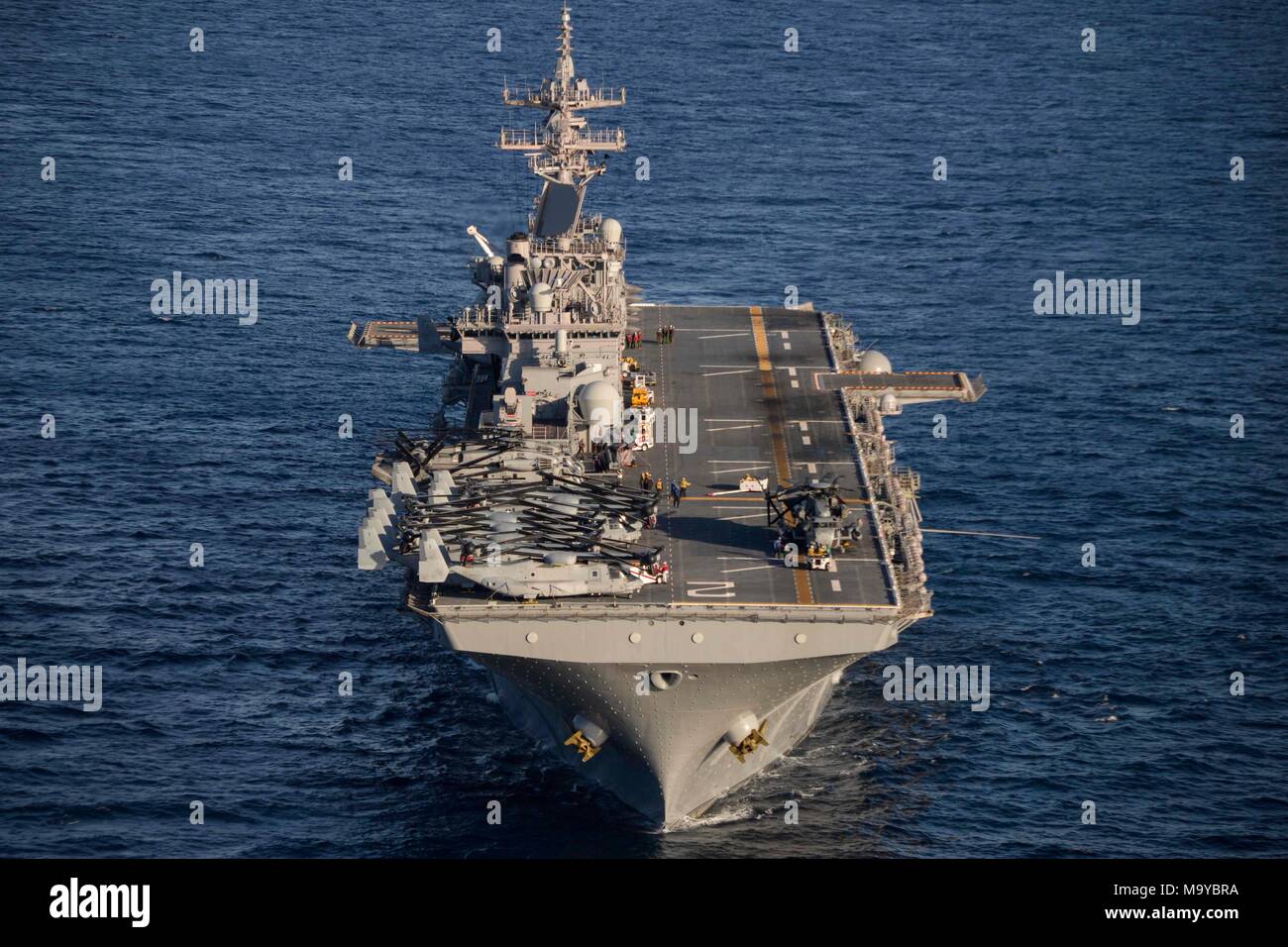 180326-N-RP442-082 OCEANO PACIFICO (26 marzo 2018) - Wasp-classe assalto anfibio nave USS Essex (LHD 2) transita l'Oceano Pacifico al largo della costa della California del Sud durante un squadrone anfibio e Marine Expeditionary Unit (MEU) integrazione (PMINT) esercizio. PMINT è una evoluzione di formazione fra Essex anfibio gruppo pronto e il XIII MEU, che consente i marinai e Marines di treno come un'unità coesiva in preparazione per la loro prossima distribuzione. (U.S. Foto di Marina di Massa Specialista comunicazione marinaio Jenna Dobson/rilasciato) Foto Stock