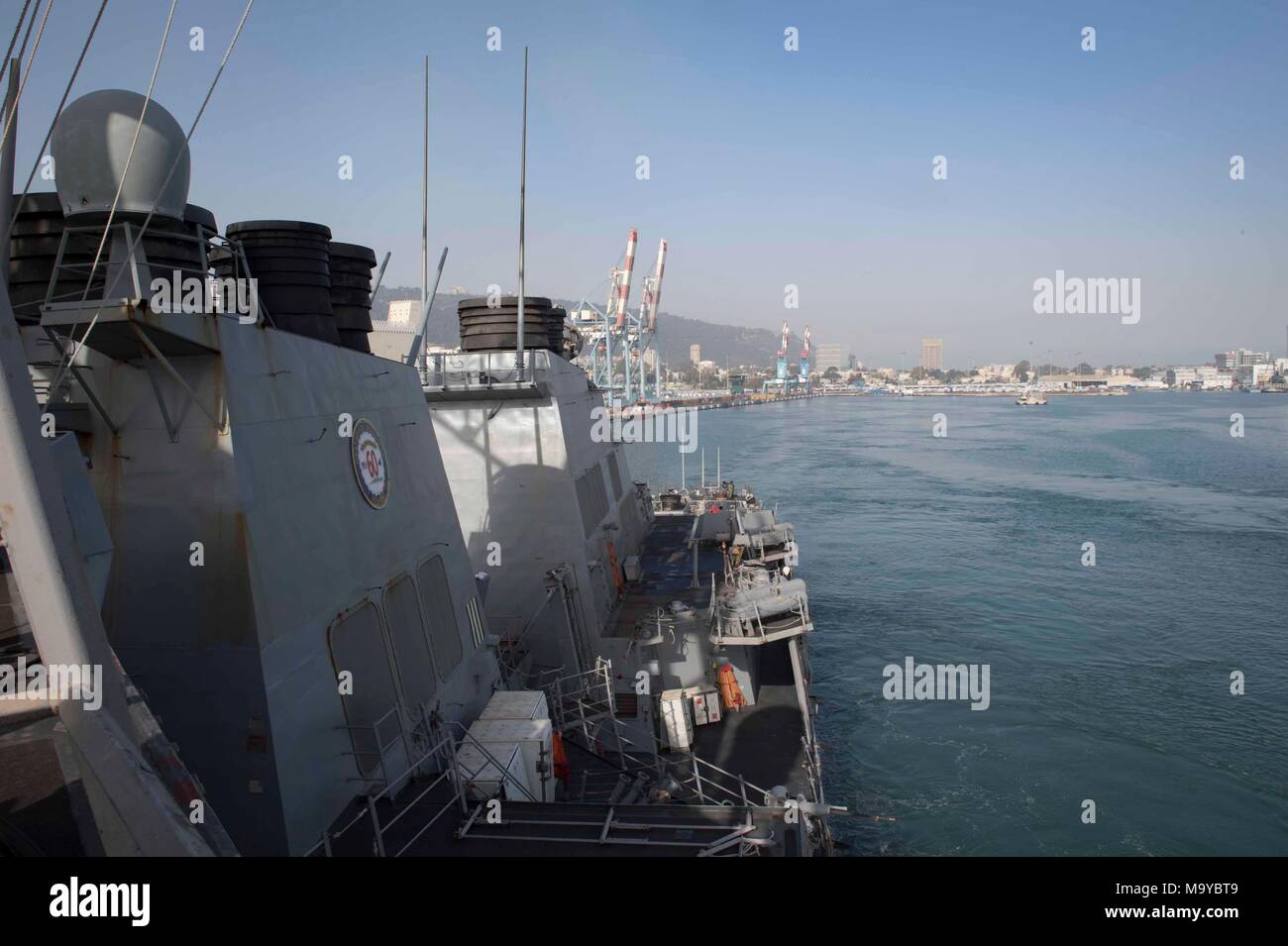 180327-N-KP946-042 HAIFA, Israele (27 marzo 2018) Il Arleigh Burke-class guidato-missile destroyer USS Donald Cook (DDG 75) si diparte Haifa, Israele, Marzo 27, 2018. Donald Cook, distribuita a Rota, Spagna, è il suo settimo patrol NEGLI STATI UNITI Sesta flotta area di operazioni a sostegno degli enti regionali alleati e partner, e degli Stati Uniti gli interessi di sicurezza nazionali in Europa e in Africa. (U.S. Foto di Marina di Massa lo specialista di comunicazione 2a classe Alyssa settimane/rilasciato) Foto Stock