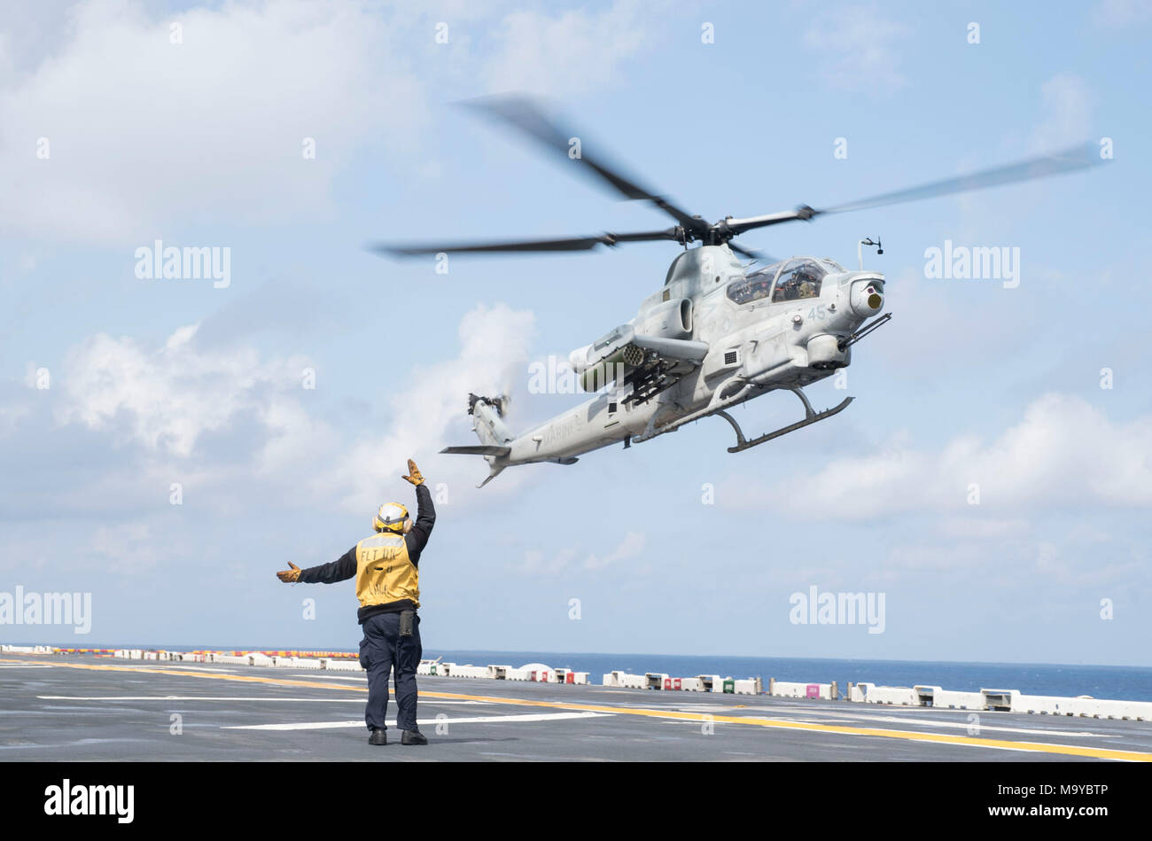 180328-N-RD713-046 Mare delle Filippine (28 marzo 2018) un AH-1Z Viper, assegnato al 'Gunfighters' di Marine Attacco leggero elicottero Squadron (HMLA) 369, atterra sul ponte di volo dell'assalto anfibio nave USS Bonhomme Richard (LHD 6). Bonhomme Richard è operativo nell'Indo-Pacifico regione come parte di un regolarmente programmata di pattugliamento e fornisce una rapida capacità di risposta in caso di emergenza regionale o calamità naturali. (U.S. Foto di Marina di Massa lo specialista di comunicazione di terza classe Zachary DiPadova/rilasciato) Foto Stock