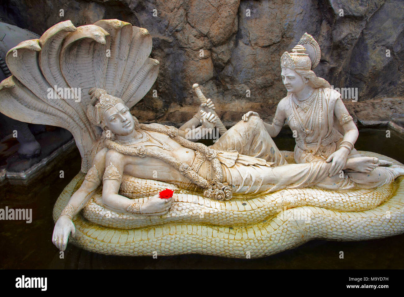 Un idolo di Sheshnaag, signore Vishnu, Sant Darshan Museum, Hadashi, vicino a Pune, Maharashtra, India Foto Stock