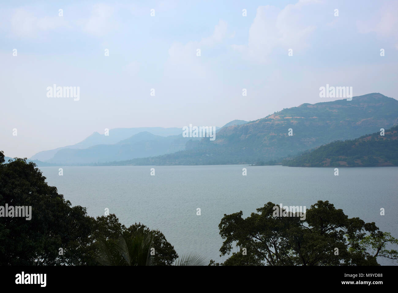 Bella vista delle montagne Sahyadri nella stagione delle piogge, Hadashi, vicino a Pune, Maharashtra, India Foto Stock