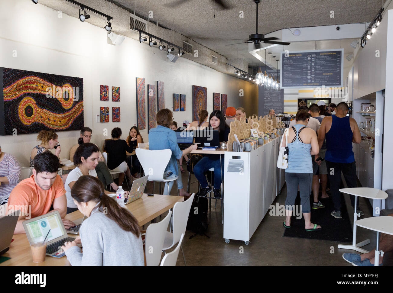 Persone a bere un caffè bar interni, le altezze, Houston, Texas, Stati Uniti d'America Foto Stock