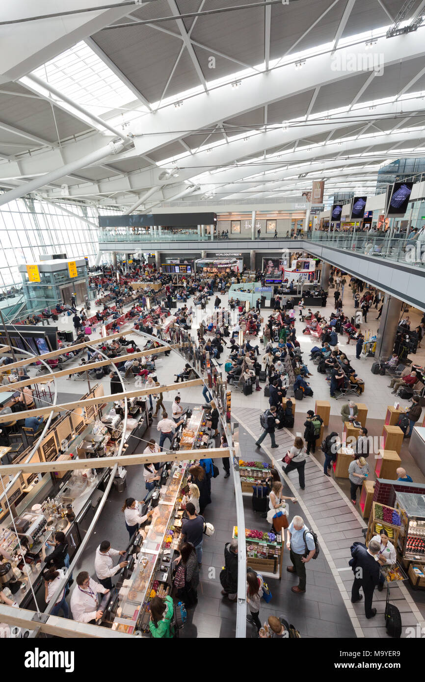 Panoramica della sala partenze, il Terminal 5 di Heathrow, Londra UK 2018 Foto Stock