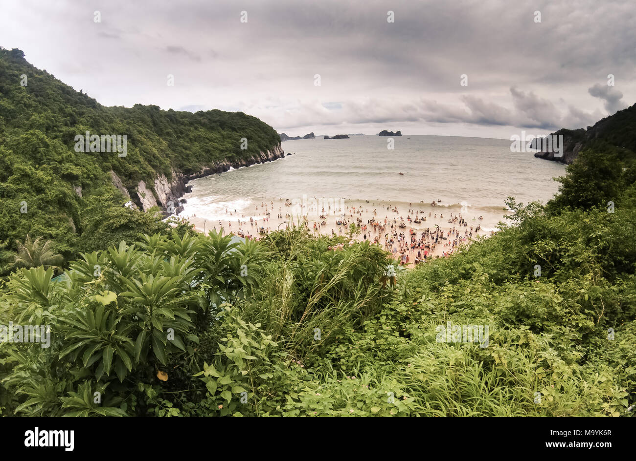 Spiaggia di sovraffollamento in Cat Island - si tratta di una popolare destinazione estiva per turisti vietnamita Foto Stock