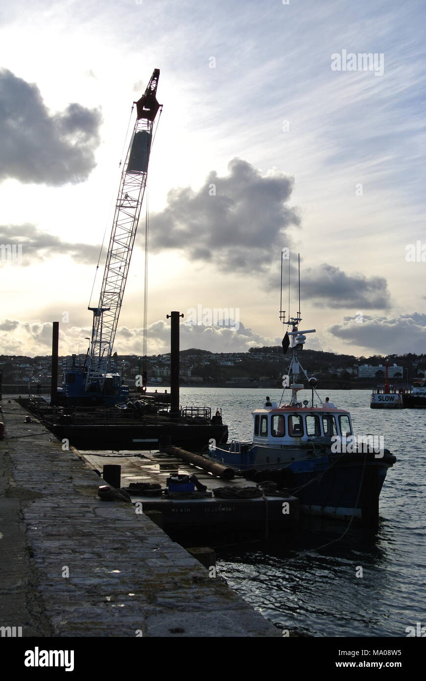 TMS Maverick barge e tug Boojumbay ormeggiato a Haldon Pier, Porto di Torquay, Devon, Inghilterra, Regno Unito Foto Stock