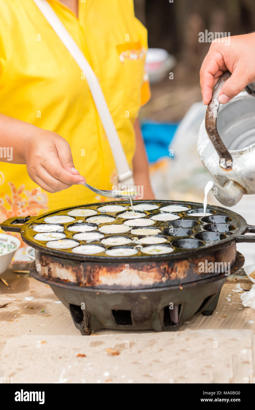 Fare Thai dessert tradizionale, di latte di cocco con polvere fritti Foto Stock