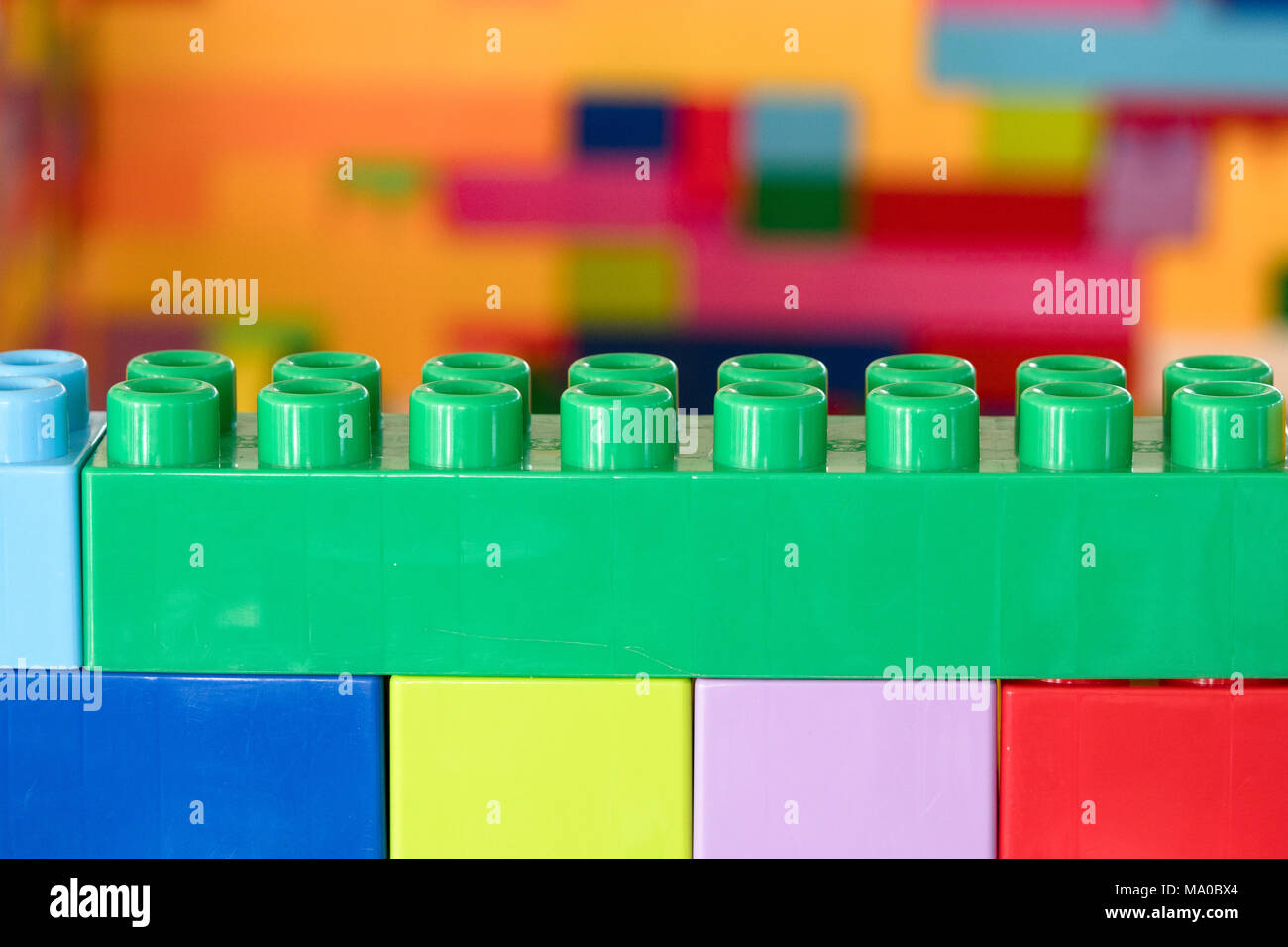 Colorati impilati giocattolo di plastica blocchi di costruzione Foto Stock