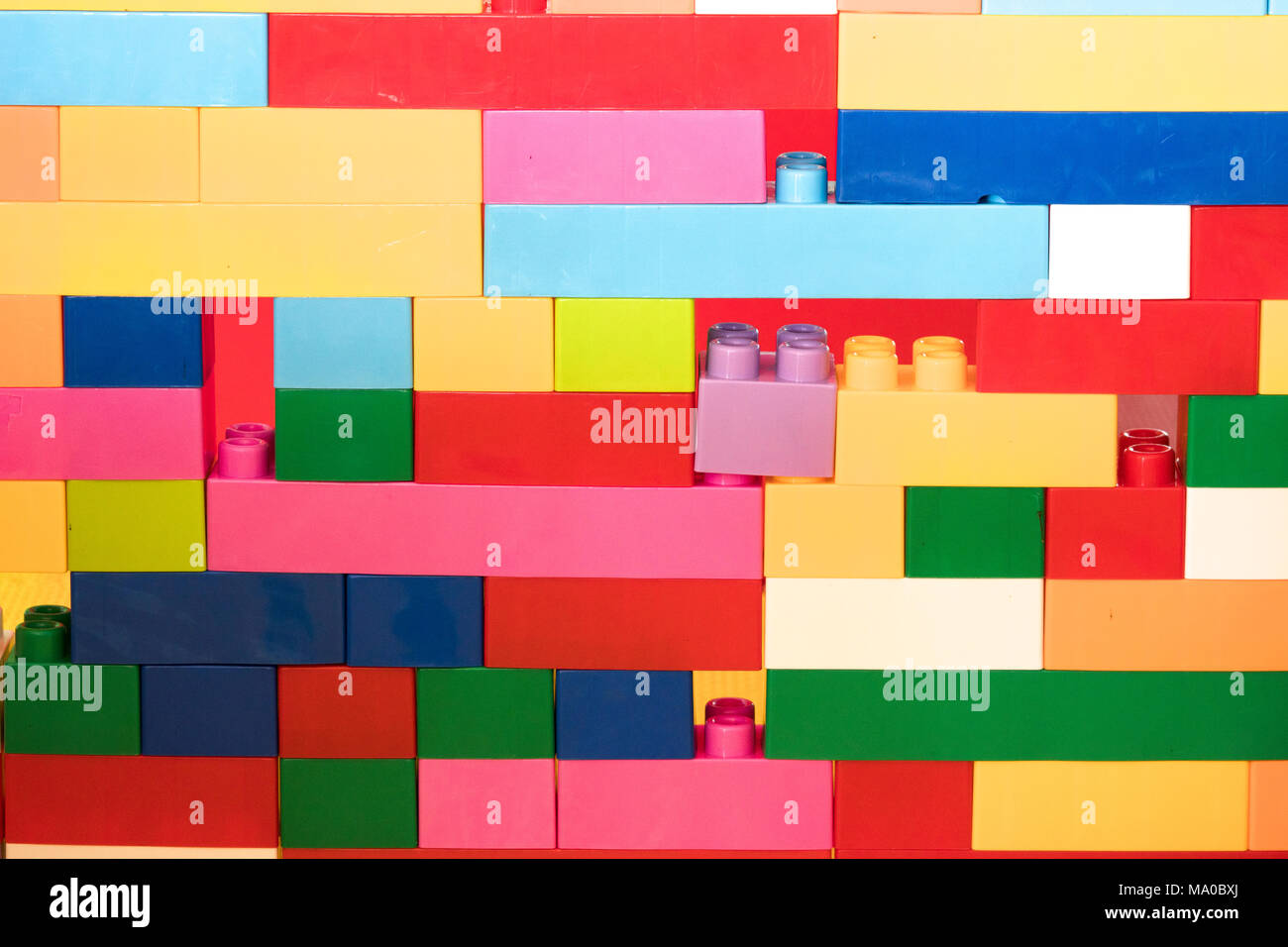 Colorati impilati giocattolo di plastica blocchi di costruzione Foto Stock