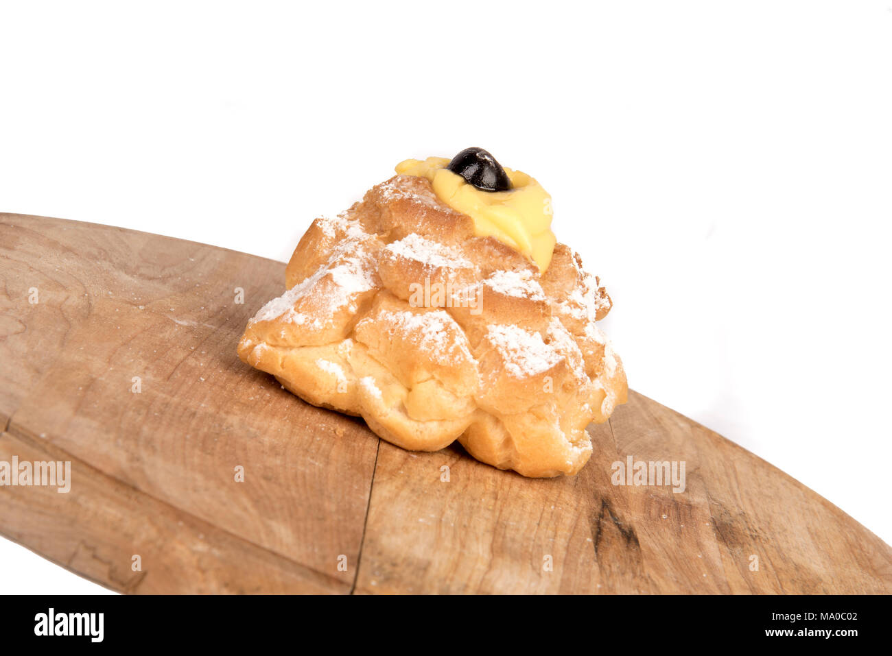 San Giuseppe Zeppole composizione nel display sul piatto di legno Foto Stock