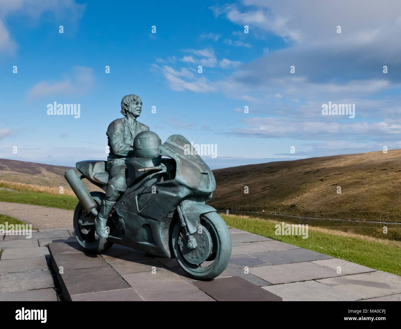 RS 8047 Joey Dunlop statua al bungalow sul circuito TT di Assen, Isola di Man, REGNO UNITO Foto Stock