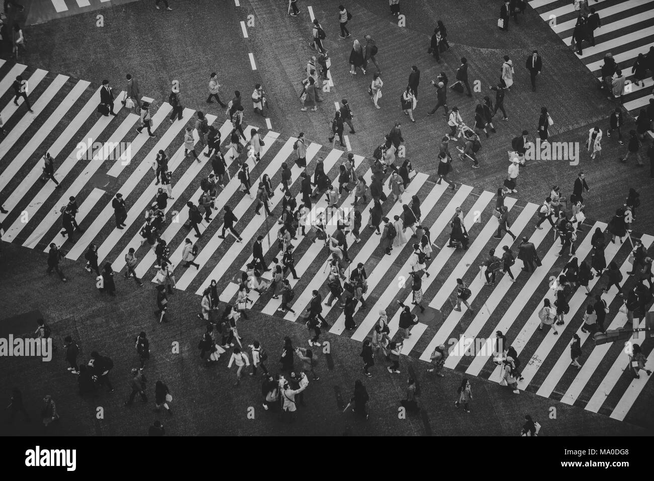 Massa di persone che attraversano la strada a Tokyo Foto Stock