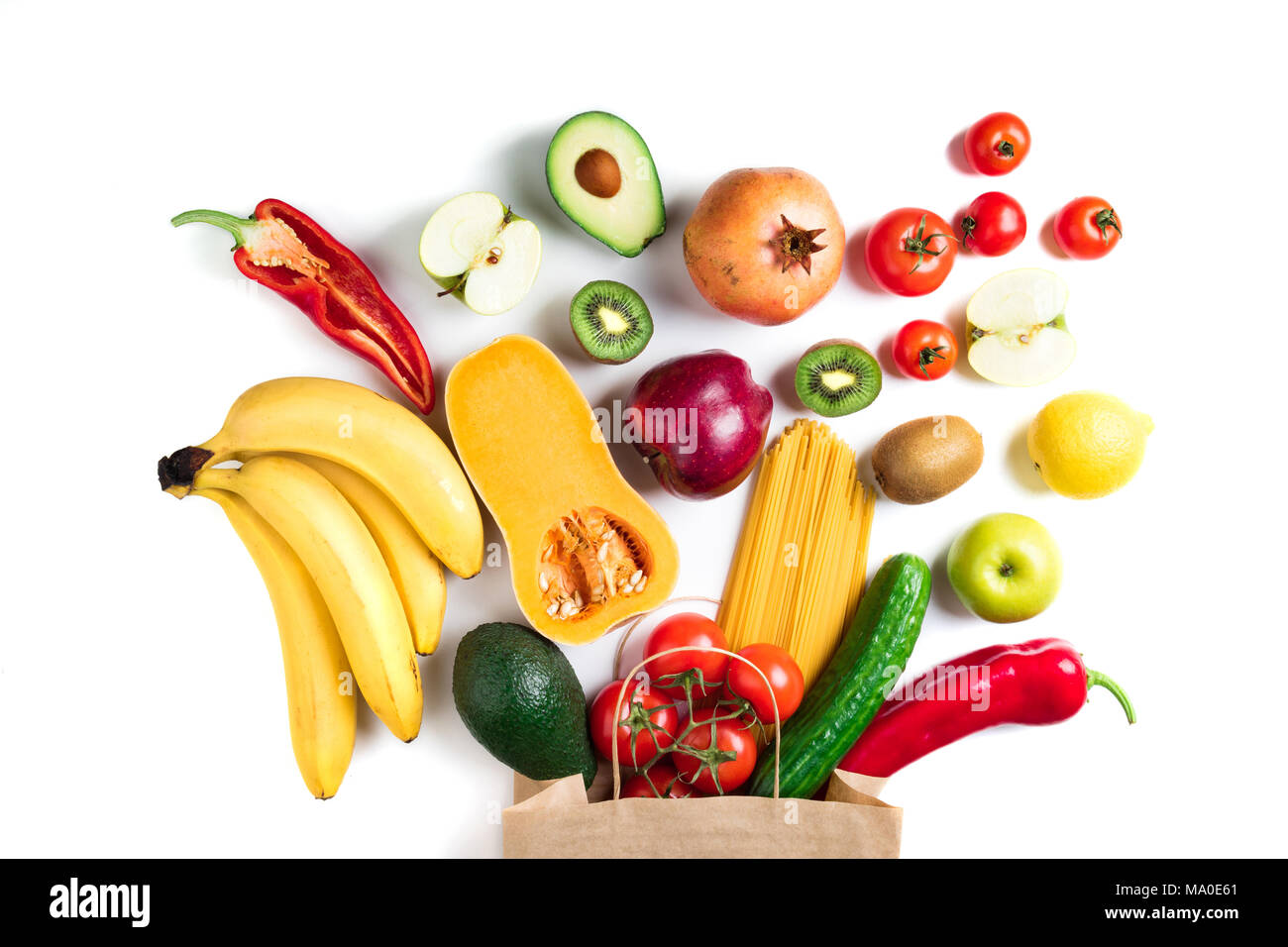 Cibo sano e background. Una sana alimentazione vegetariana in sacchetto di carta pasta, verdure e la frutta in bianco. Shopping Il concetto di cibo. Vista superiore Foto Stock