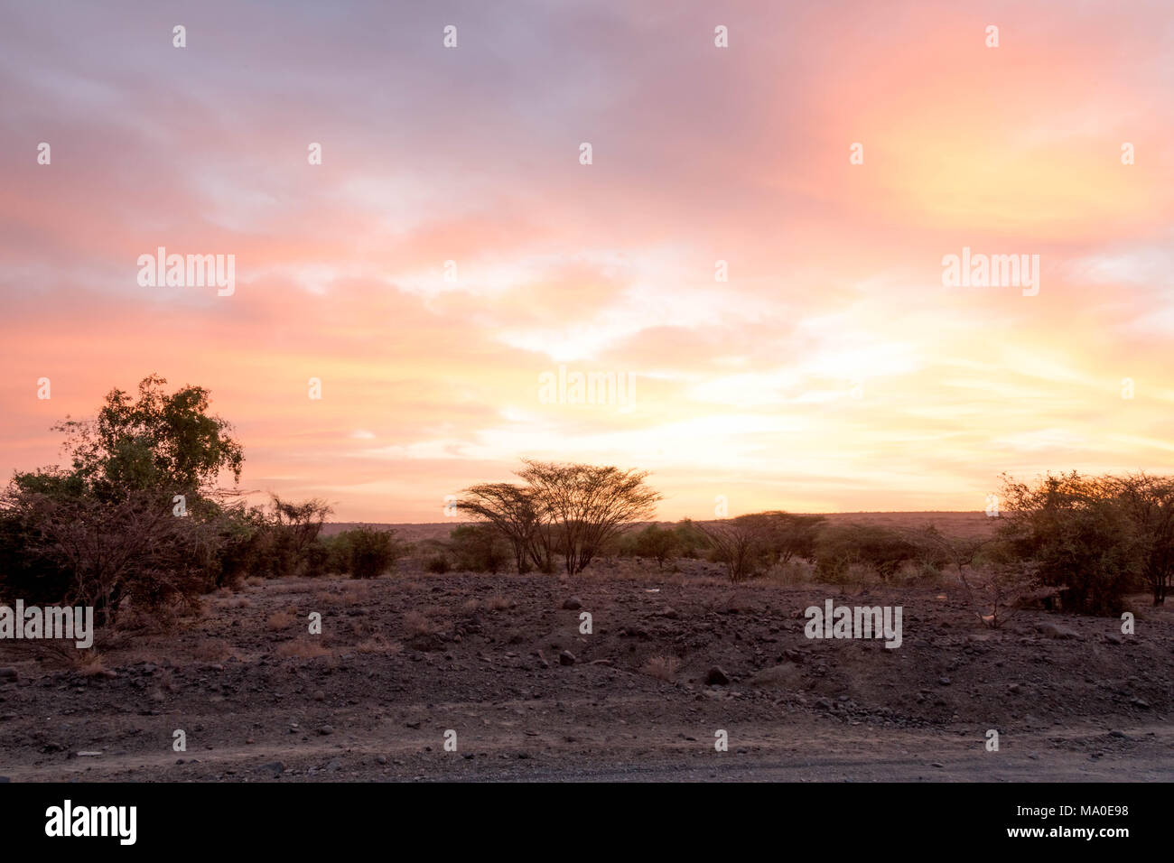 Colorato tramonto Africano nel deserto-come paesaggio Foto Stock