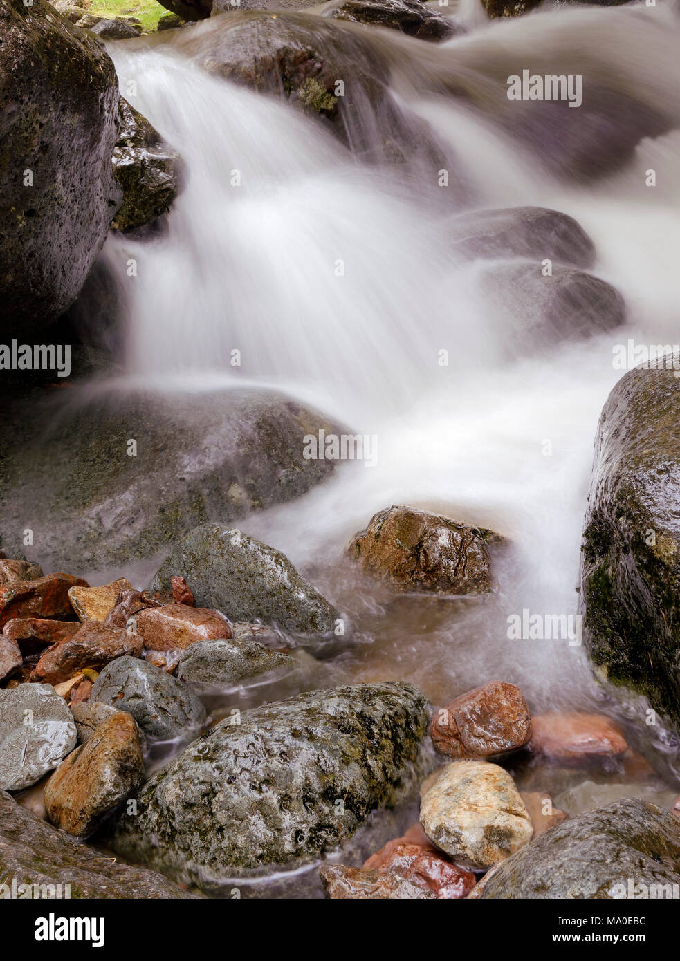 Una vista ravvicinata di Launchy Gill fiume come si snoda verso Thirlmere nel Lake District inglese. Foto Stock