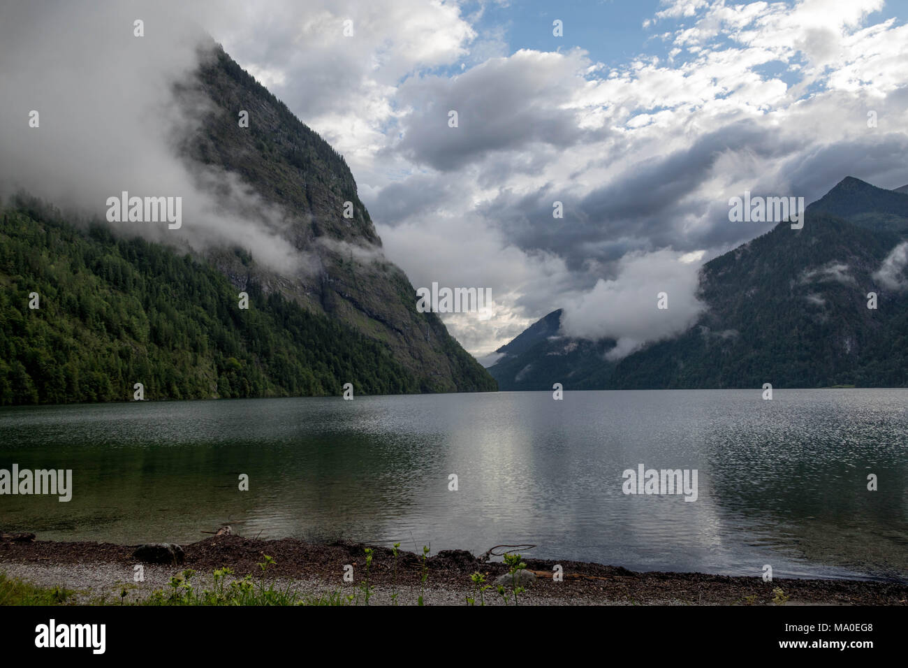 Il cielo blu con nuvole sopra il lago di montagna Foto Stock