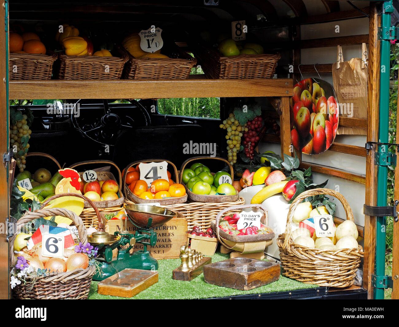 Negozio di mobili in stile anni '40. Un classico fruttivendolo's van visualizzati a 1940's caso completa di frutta , verdura e pane sul display. Foto Stock