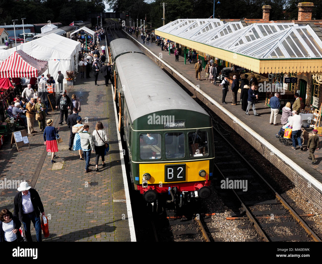 Le piattaforme affollate di Sheringham Staion (North Norfolk ferroviario) durante il 2017 1940's weekend con un 1960 DEMU treno nella piattaforma. Foto Stock