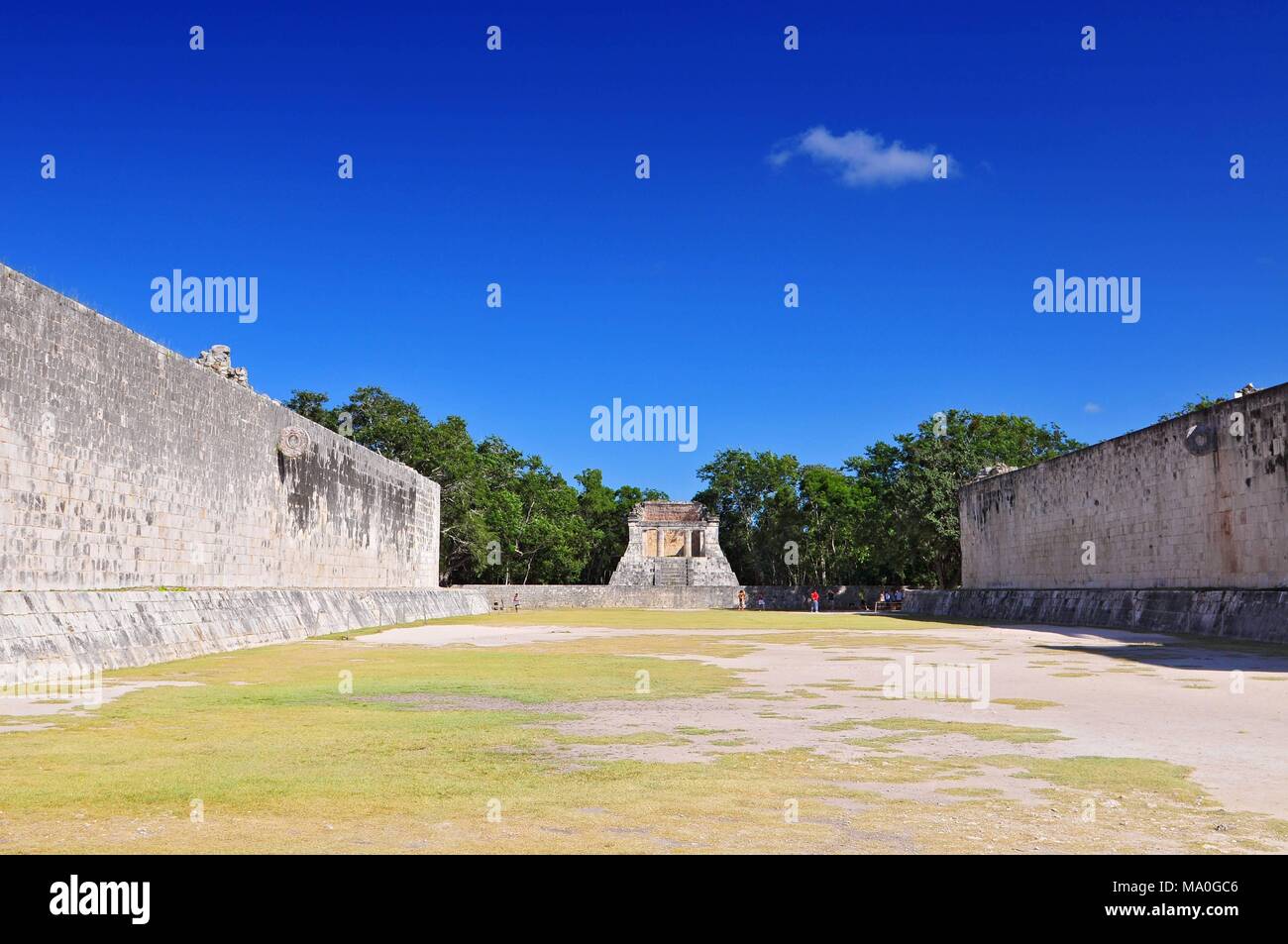 Vista della palla di gioco corte (Juego de Pelota) a Chichen Itza - Yucatan, Messico. Foto Stock