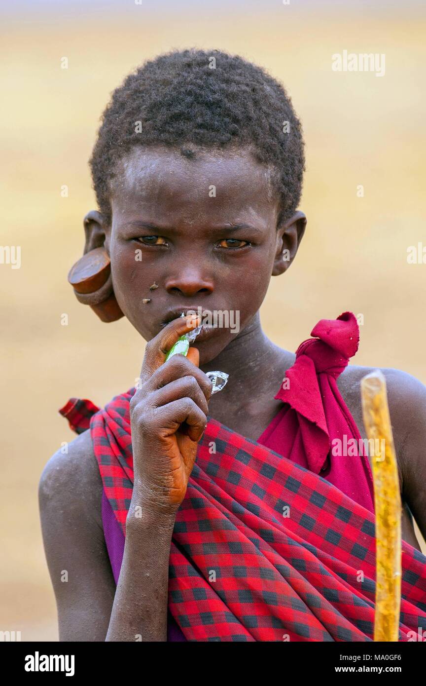 Ritratto di un giovane ragazzo in Masai Mara villaggio in Kenya. Foto Stock