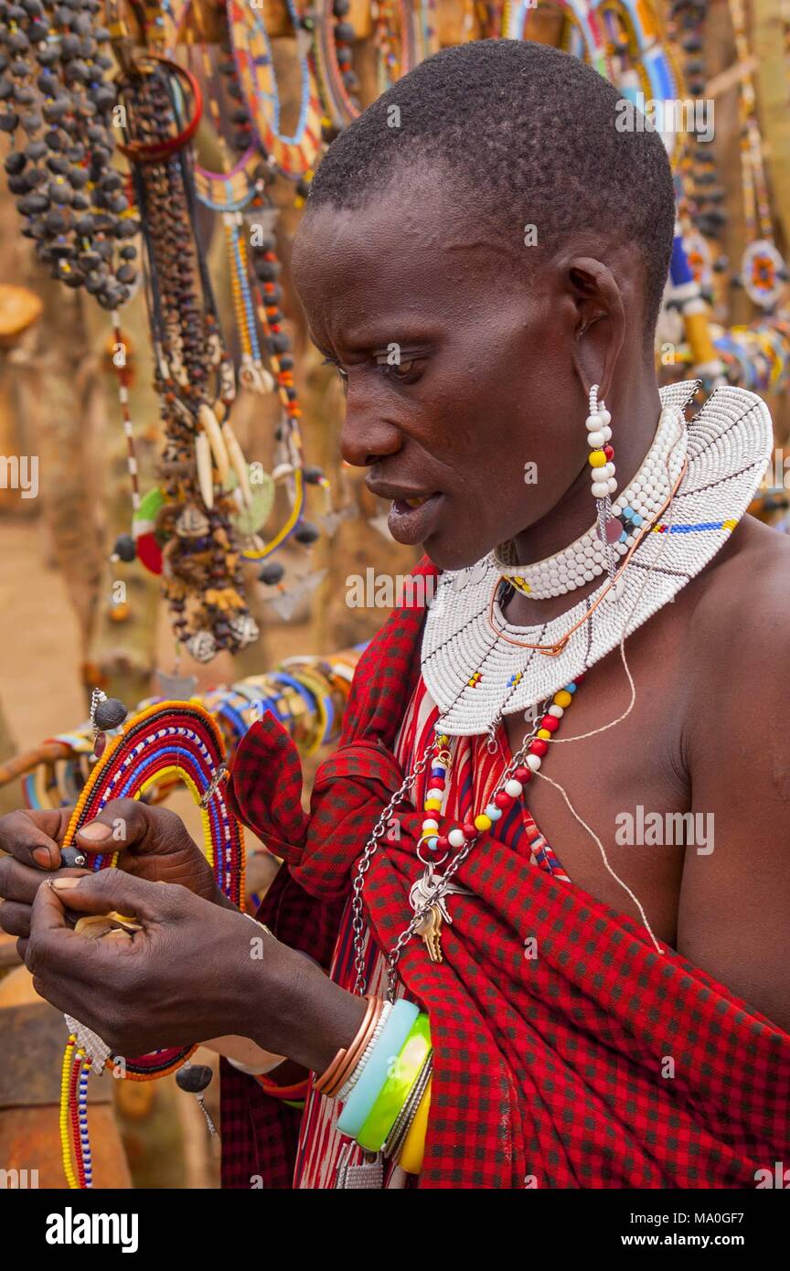 Ritratto di una donna Maasai dal Kenya con colorati africana collana di perle gioielli intorno al collo Foto Stock