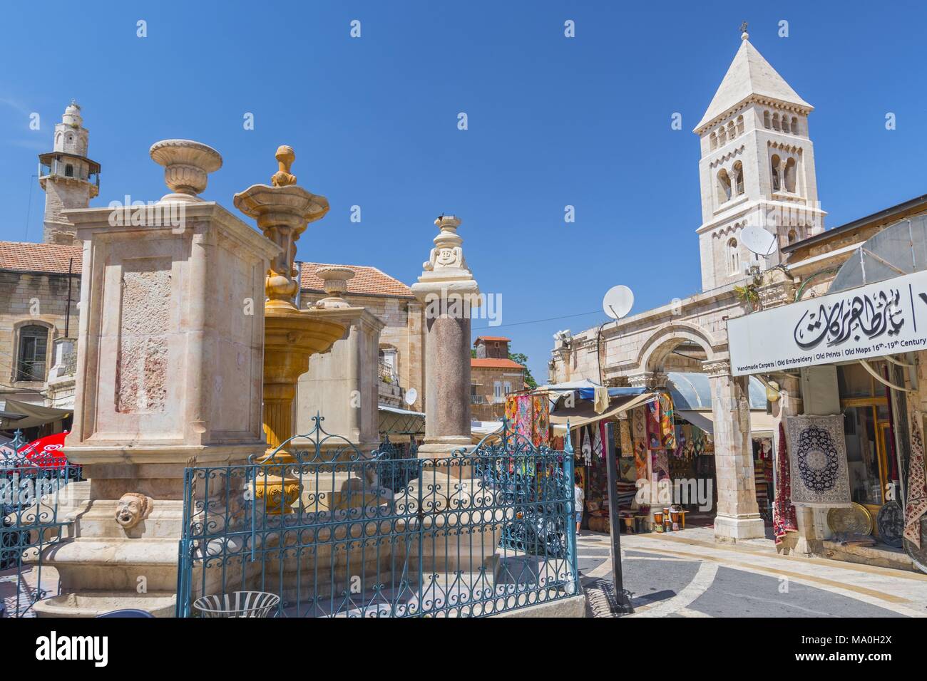 Piazzetta con fontana e negozi di articoli da regalo del Muristan - famoso storico complesso delle strade nel quartiere cristiano della Città Vecchia di Gerusalemme, Israele. Foto Stock