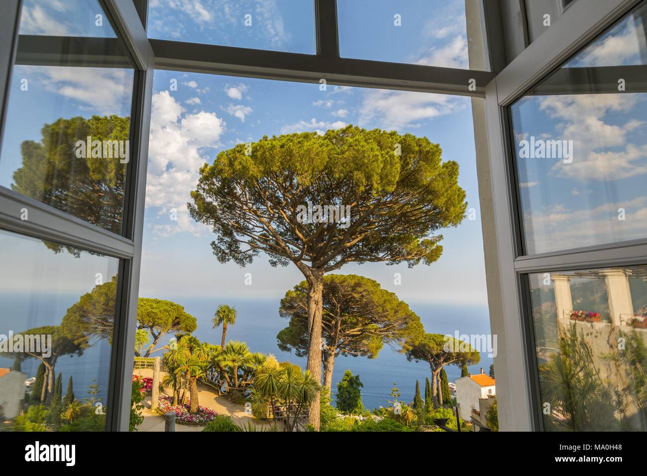 Vista della famosa Costiera Amalfitana con il Golfo di Salerno da Villa Giardini Rufolo a Ravello, Campania, Italia. Foto Stock