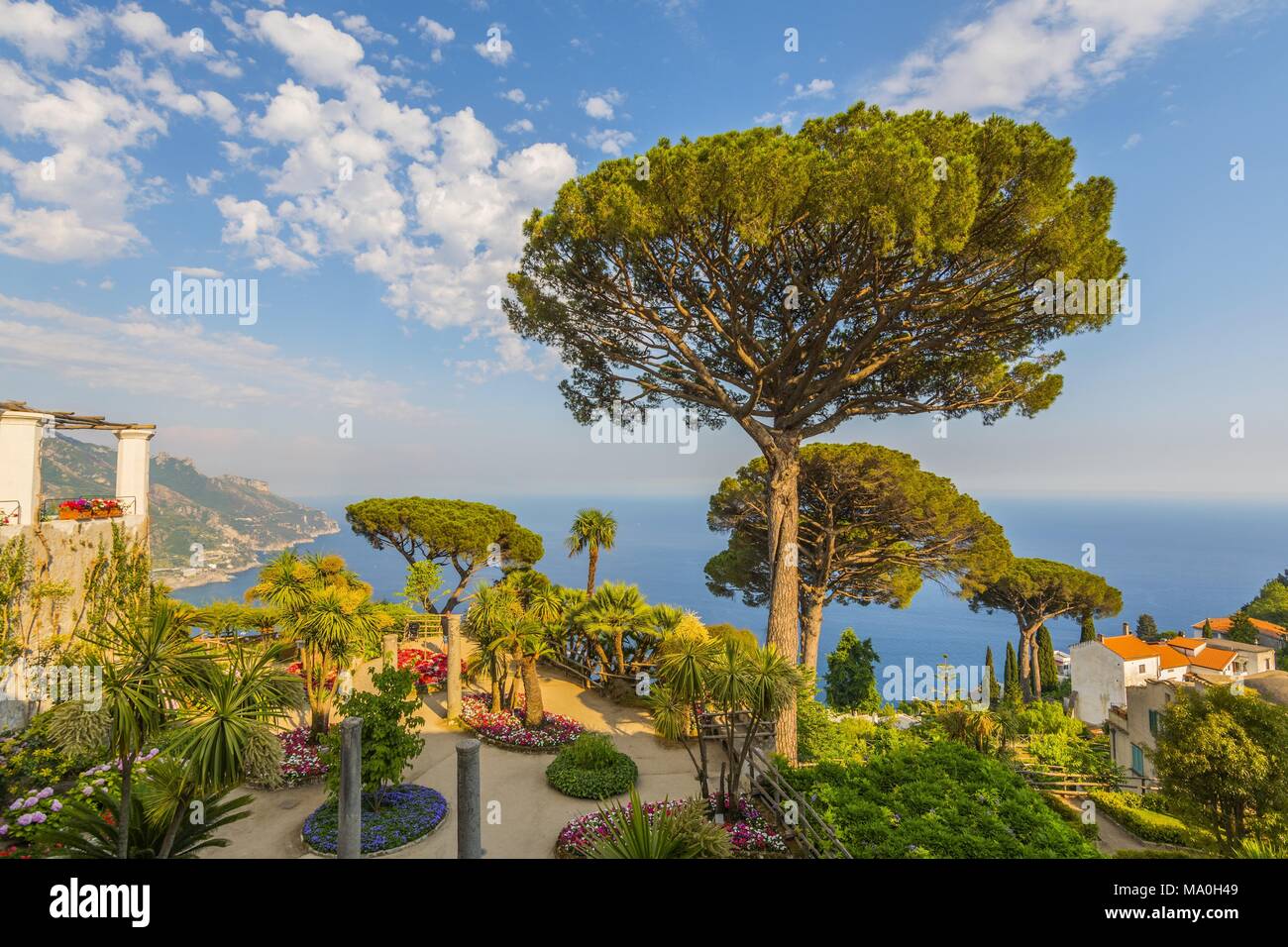 Vista della famosa Costiera Amalfitana con il Golfo di Salerno da Villa Giardini Rufolo a Ravello, Campania, Italia. Foto Stock