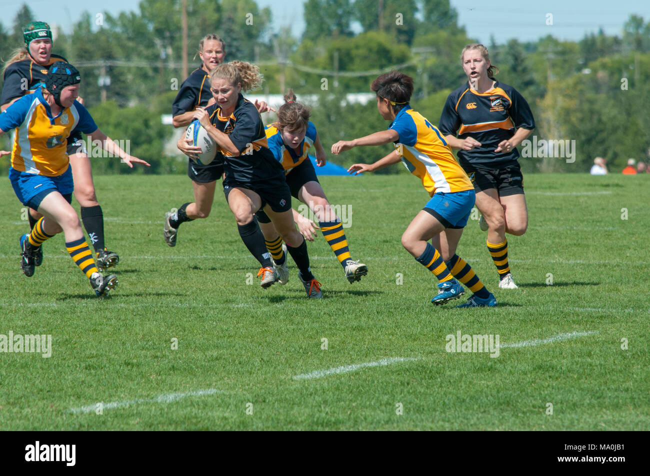 Il Scrumhalf va a correre durante la donna della Premiership Alberta finale di Rugby tra i calabroni di Calgary ed Edmonton Lep-Tigers a Calgary Rug Foto Stock