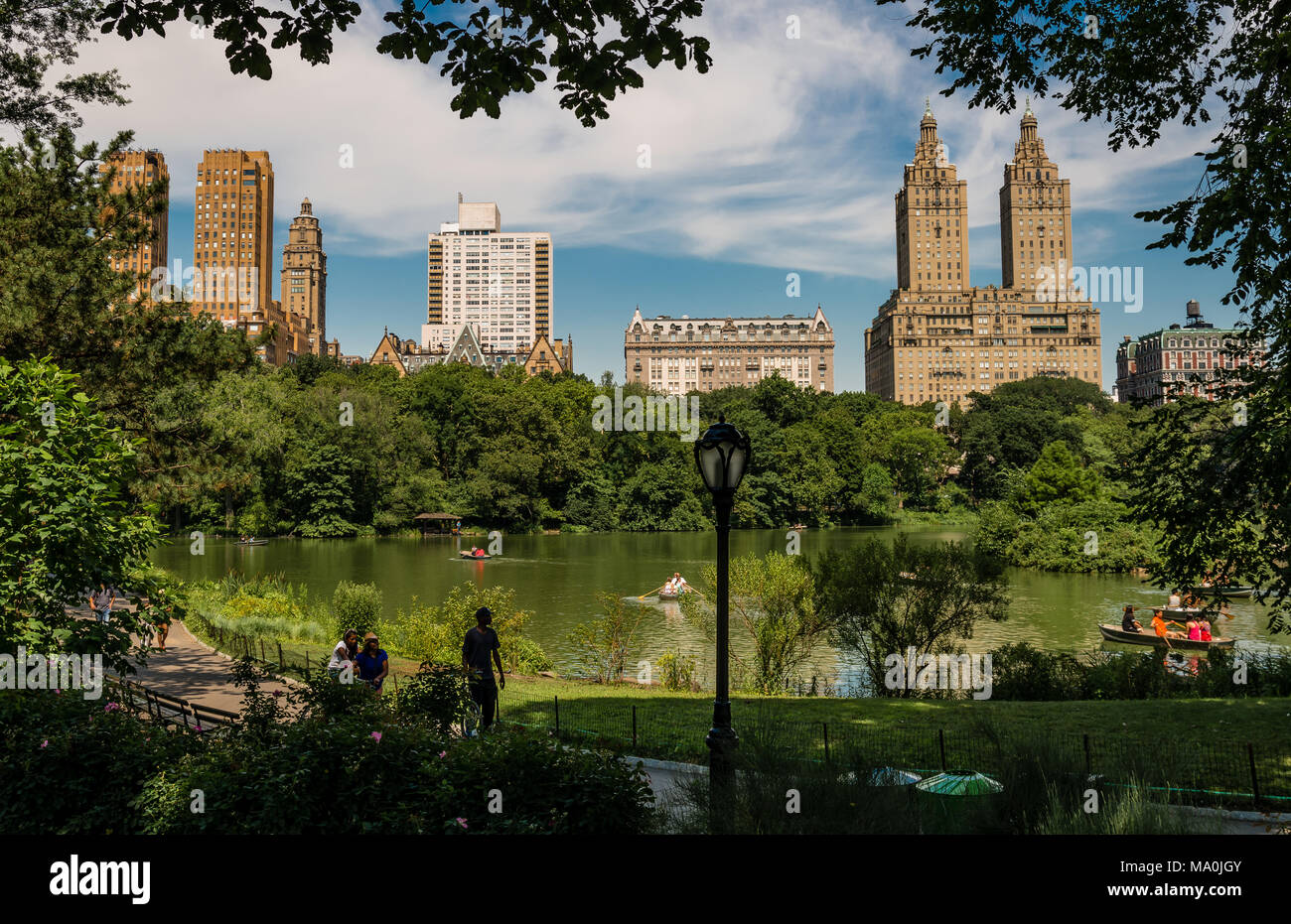 Vista del lago di Central Park e l'Upper West Side skyline di Manhattan a New York City. Foto Stock