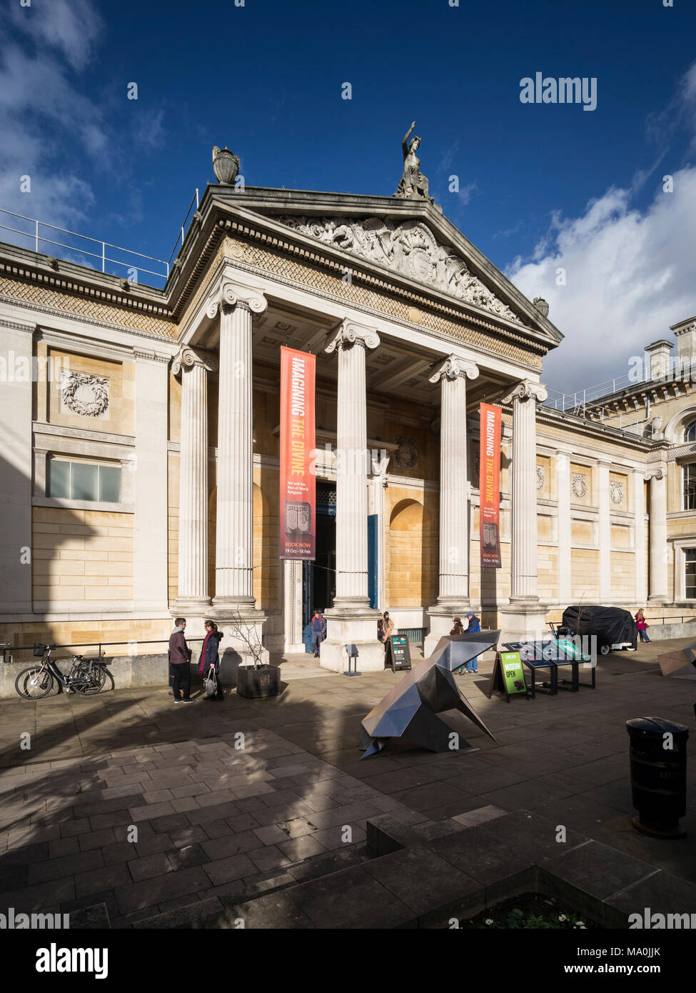 Oxford. In Inghilterra. Il museo Ashmolean Museum, entrata principale esterno. Revival Greco facciata e portico da Charles Robert Cockerell costruito nel 1845. Foto Stock