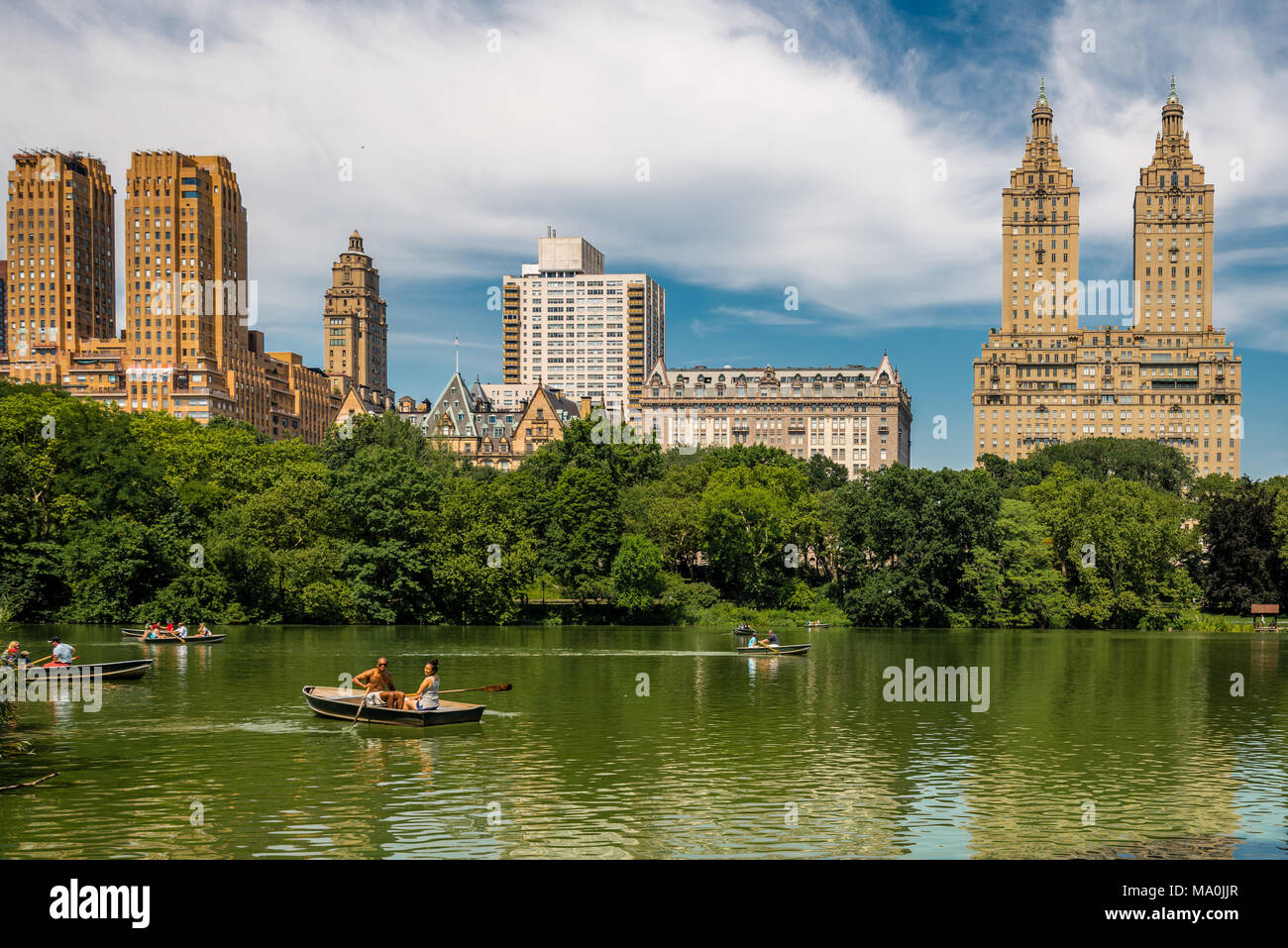 Vista del lago di Central Park e l'Upper West Side skyline di Manhattan a New York City. Foto Stock