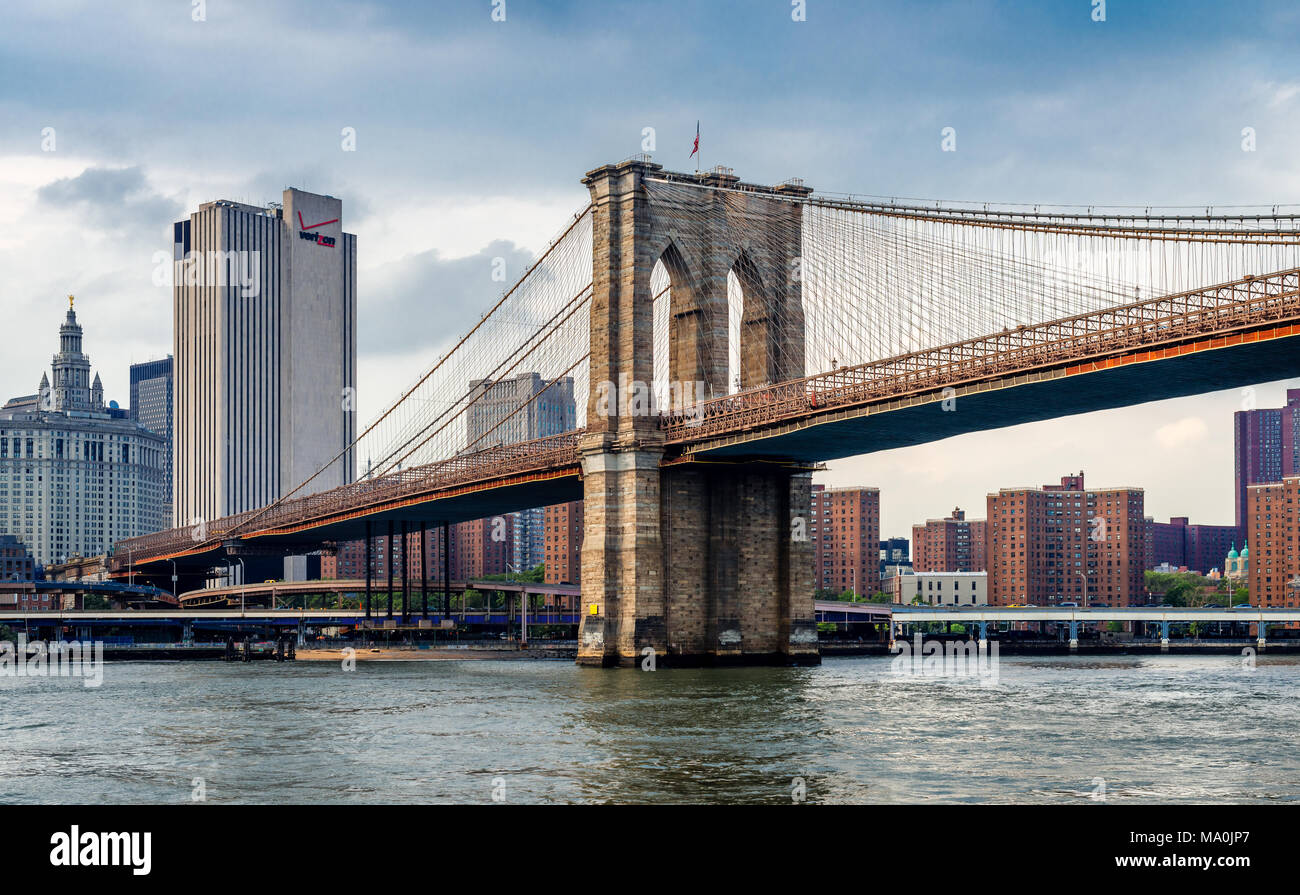 Vista del ponte di Brooklyn e la skyline di Manhattan a New York City. Foto scattata dal traghetto, mentre la crociera East River. Foto Stock