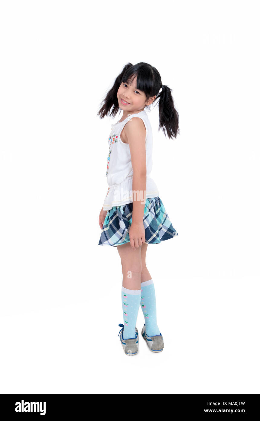 A piena lunghezza Ritratto di felice ragazza asiatica in piedi (9 anni) su sfondo bianco Foto Stock