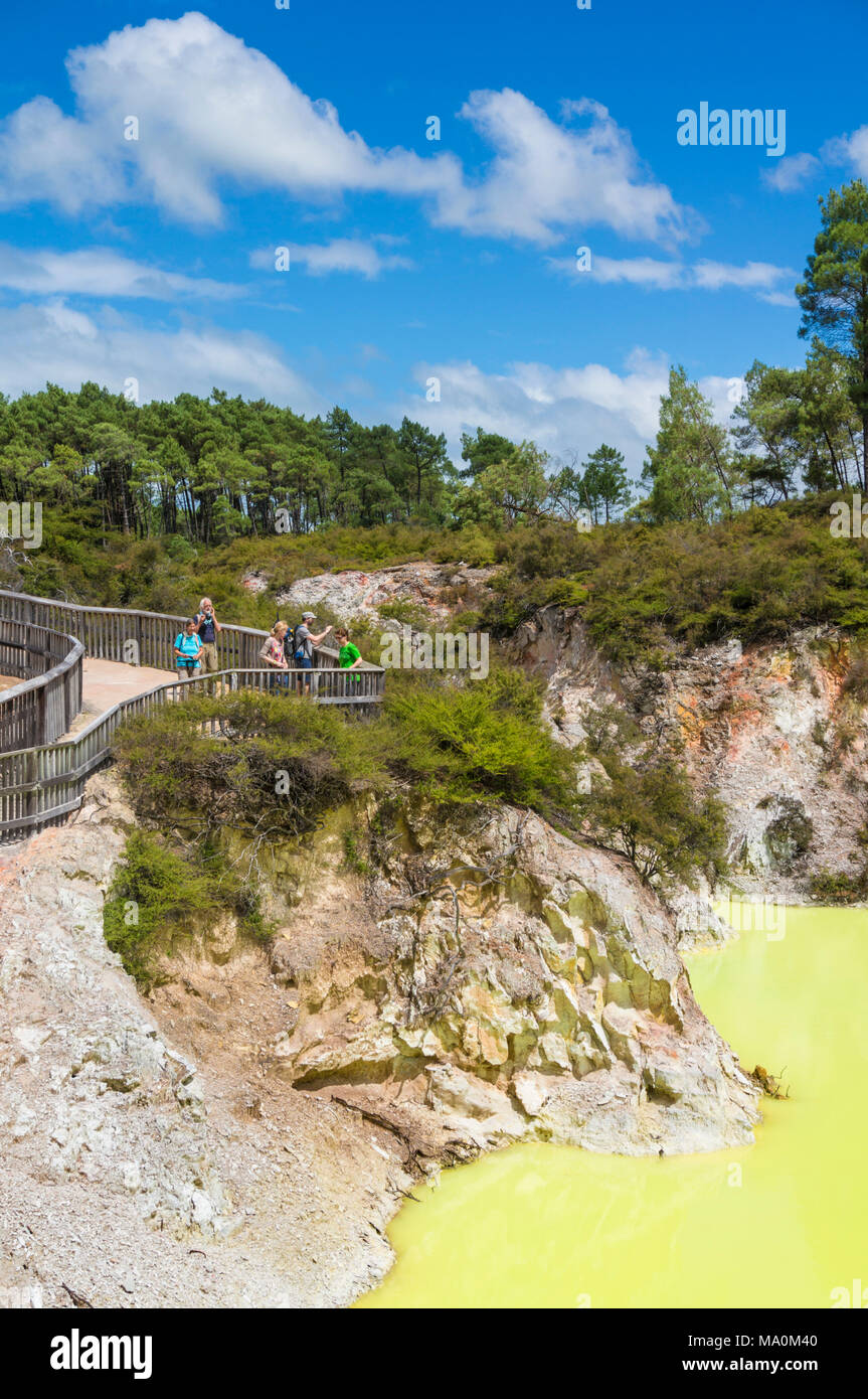 Wai-o-tapu thermal wonderland rotorua turisti in cerca nel meraviglioso colore del bagno di diavoli nuova zelanda waiotapu Rotorua Nuova Zelanda nz Foto Stock