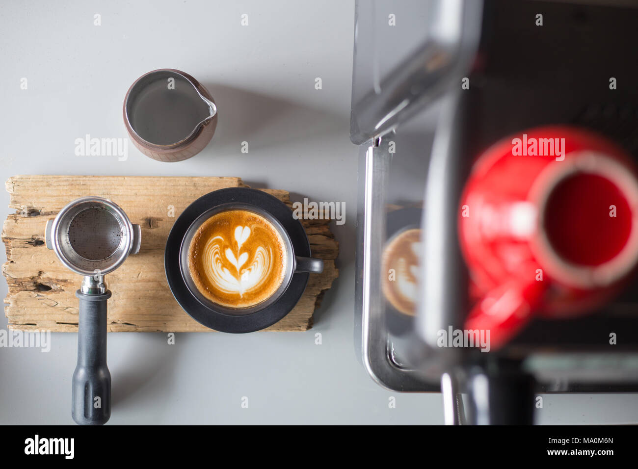 Latte art caffè con macchina per il caffè e accessori Foto Stock