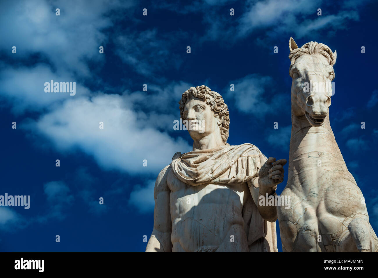 Antica statua in marmo di ricino o Pollux con cavallo, risalente al I secolo A.C. , situato nella parte superiore della monumentale balaustra in Campidoglio Foto Stock