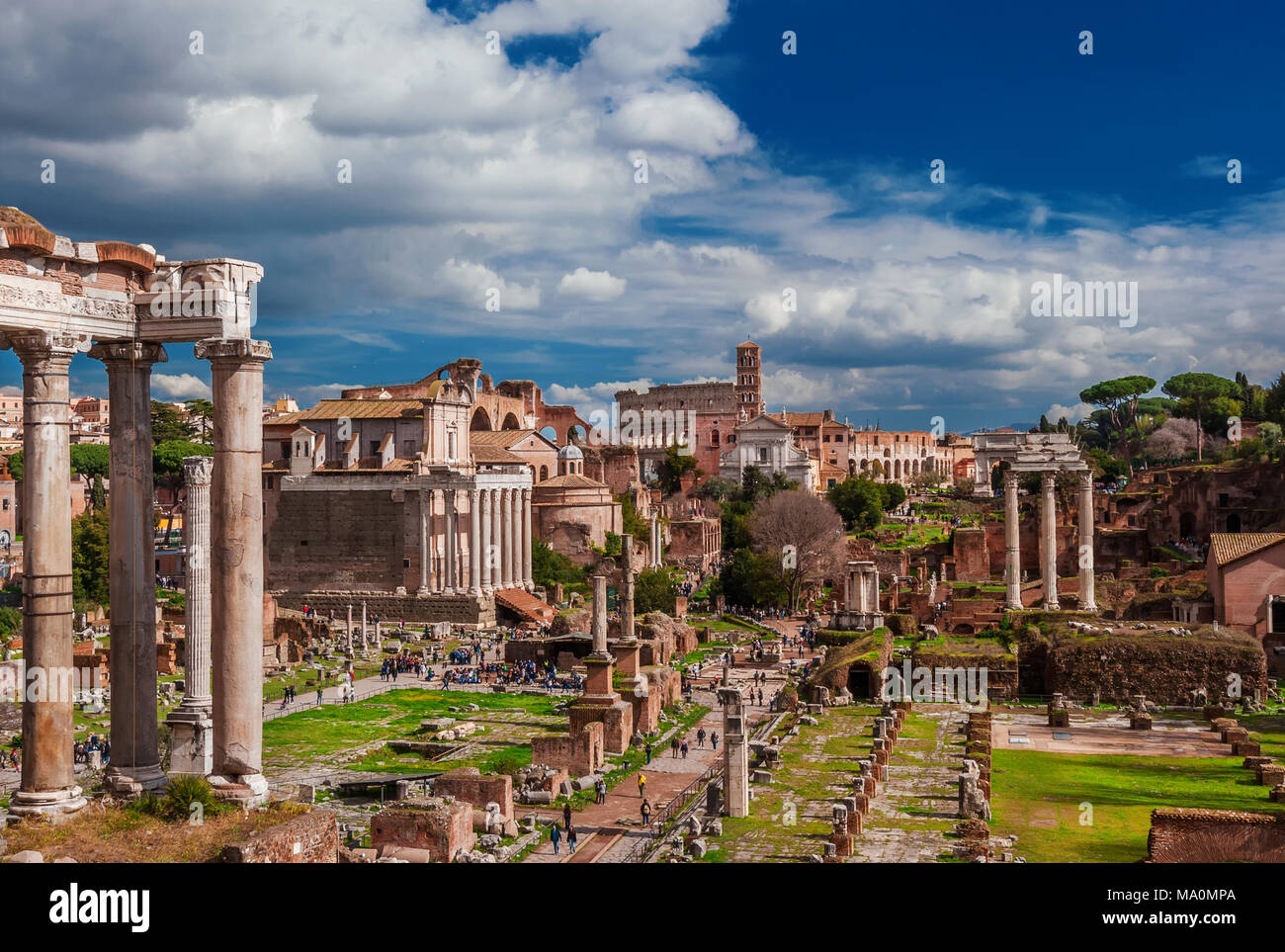 Vista del Foro Romano monumenti antichi e il Colosseo dal Campidoglio a Roma Foto Stock