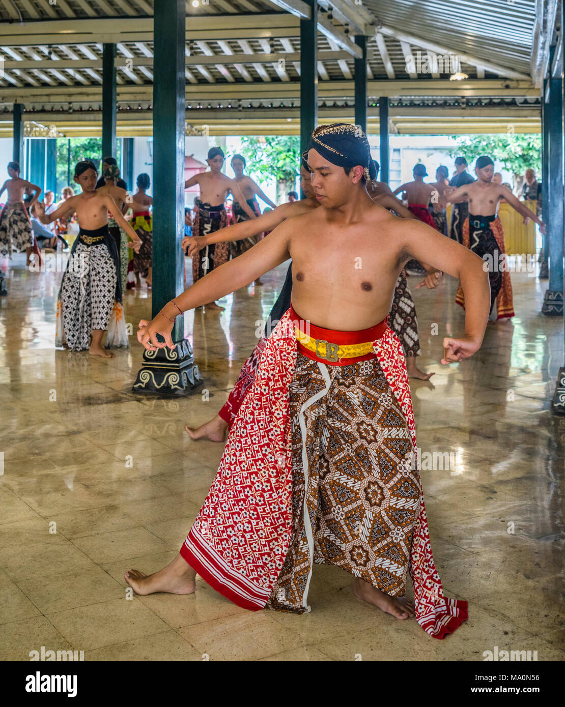 Beksan Putra e tradizionale palazzo maschio performance di danza presso il Kraton Ngayogyakarta Hadiningrat, il palazzo del sultanato di Yogyakarta, Java centrale, Foto Stock