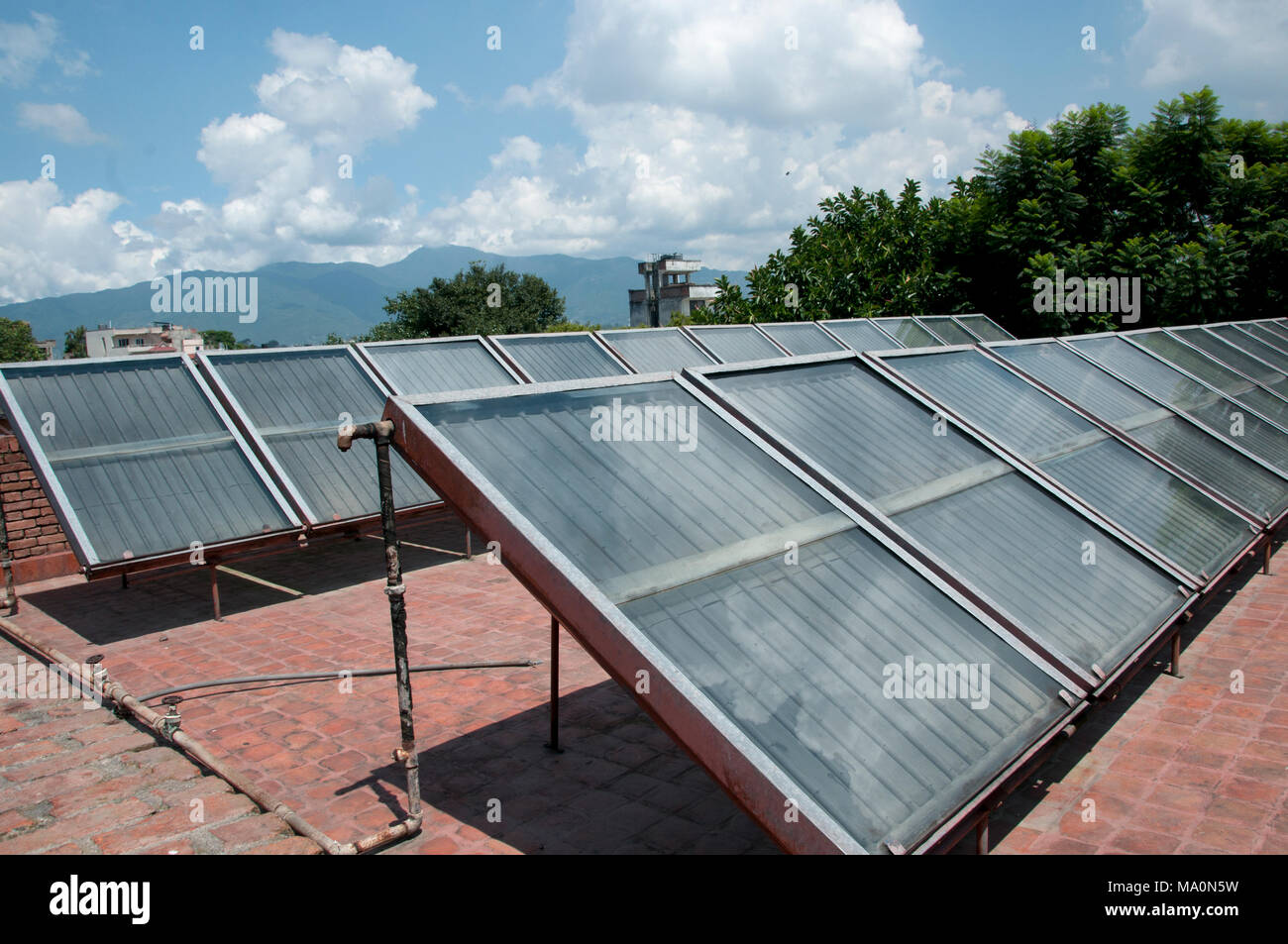 Il Nepal 2014. Kathmandu . Vajra hotel . I pannelli solari utilizzati per il riscaldamento di acqua. Foto Stock