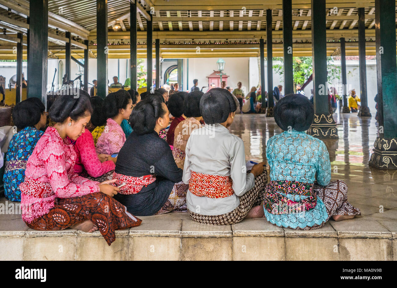 Corte femmina ballerini dopo una manifestazione culturale presso il Kraton Ngayogyakarta Hadiningrat, il palazzo del sultanato di Yogyakarta, Java Centrale, Indon Foto Stock