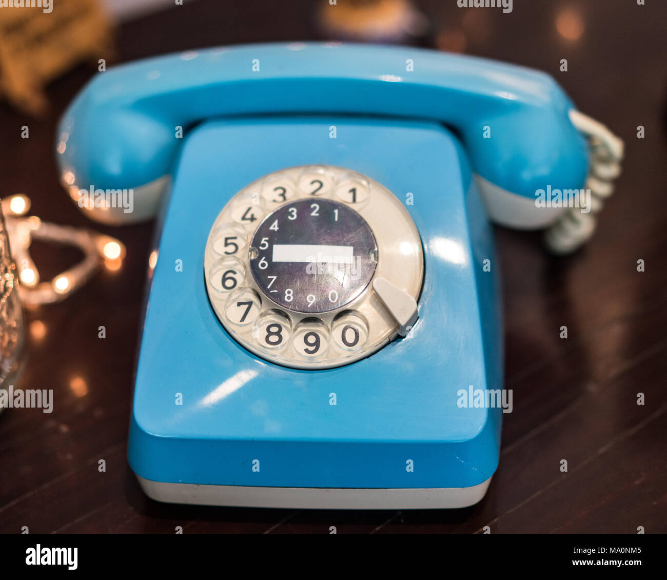 Cinquanta anni vecchio telefono, in colore blu chiaro Foto Stock