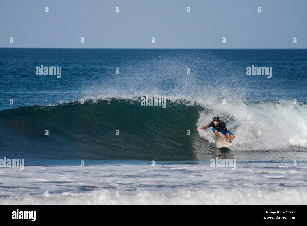 Surfista casuale su un segreto onda in Costa Rica. Foto Stock