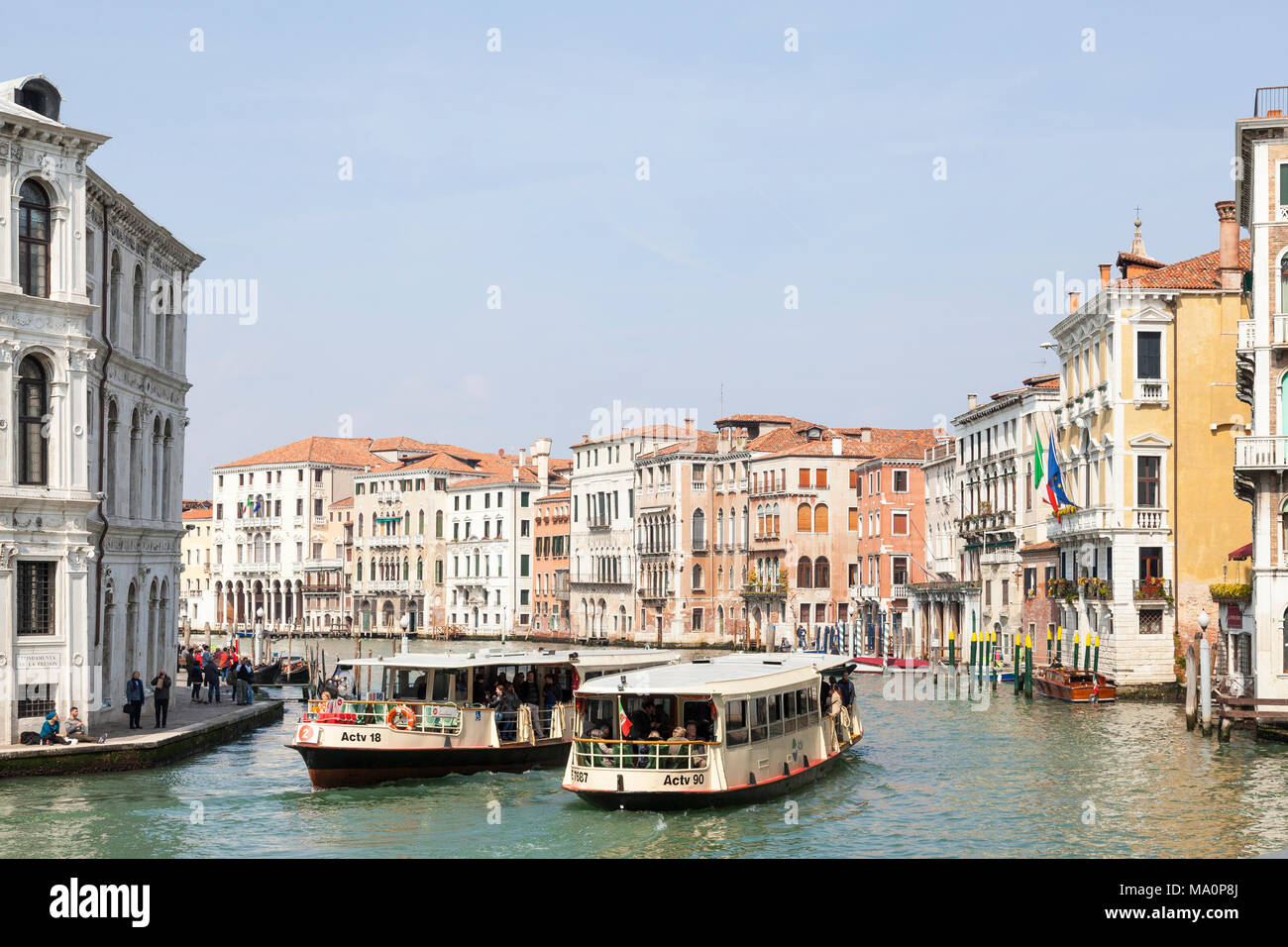 Due vaporetto ACTV vaporetti (vaporetti) passando il Grand Canal, Cannaregio, Venezia, Veneto, Italia pieni di turisti che utilizzano le reti pubbliche Foto Stock